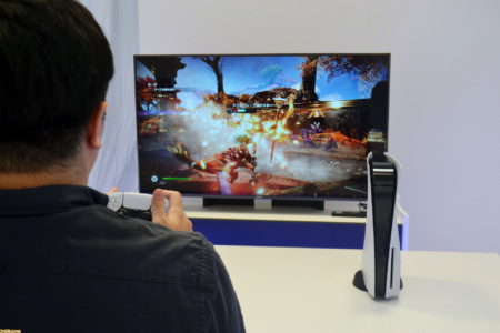 Первые живые фото и видео PlayStation 5 демонстрируют консоль, игры и контроллер, но не интерфейс