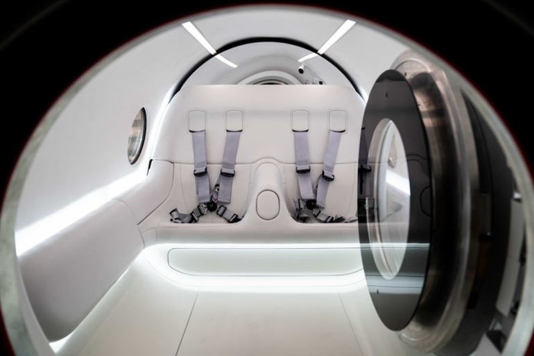 Virgin Hyperloop провела первую тестовую поездку с пассажирами в капсуле