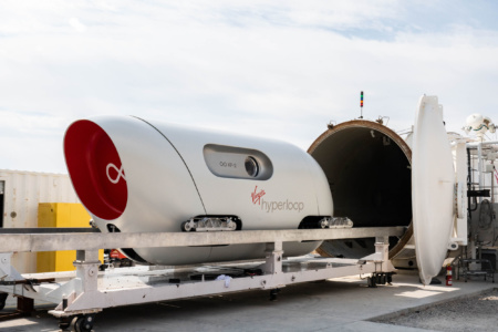 Virgin Hyperloop провела первую тестовую поездку с пассажирами в капсуле