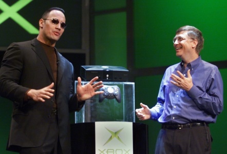 Фото: Билл Гейтс и Дуэйн «Скала» Джонсон на презентации оригинальной Xbox на CES 2001