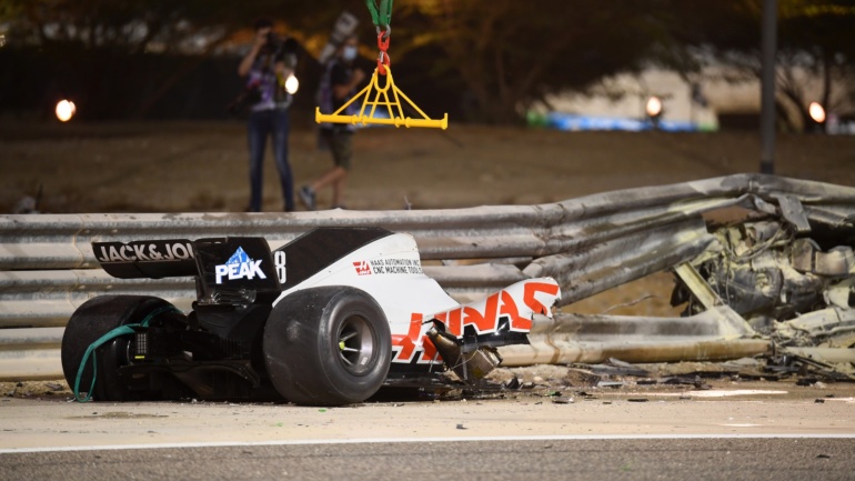 Во время аварии на вчерашней гонке в Бахрейне болид F1 Романа Грожана разорвало пополам, жизнь гонщику спасла дуга Halo [видео]