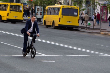 Кабмин разрешил велосипедистам двигаться по полосе общественного транспорта и обязал пешеходов носить светоотражающие элементы