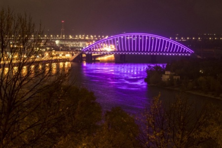«Еще не достроен, зато как светится!»:  Виталий Кличко показал улучшенную LED-подсветку Подольско-Воскресенского моста [видео]