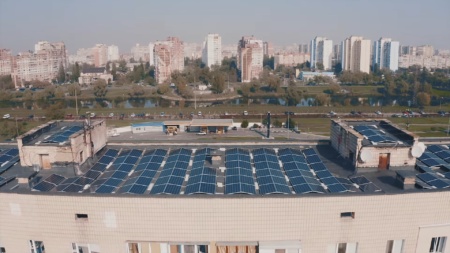 В Киеве запустили первую в столице и самую большую в Украине промышленную солнечную электростанцию на крыше многоэтажки [видео]