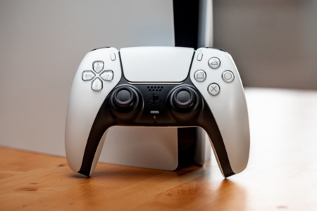 Valve добавила в API ввода Steam полную поддержку контроллера PS5, включая трекпад, гироскоп, вибрацию и светодиоды