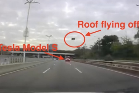 У еще одного автомобиля Tesla сорвало крышу прямо на автостраде — компания винит стороннюю мастерскую