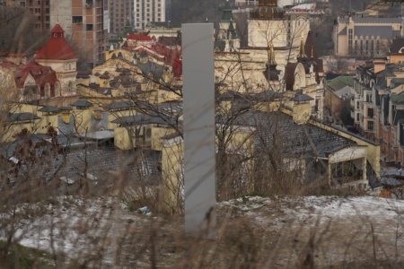 В Киеве на Замковой горе появился «таинственный» обелиск — «Київблагоустрій» тут же потребовал убрать незаконную инсталляцию