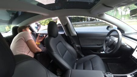 Полицейские остановили Tesla на автопилоте за превышение скорости — водитель находился на заднем сиденье и отказался признать вину