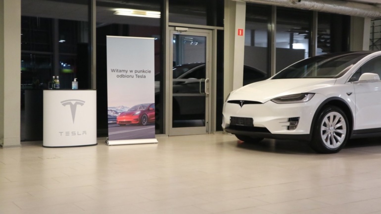 В Польше открылся первый магазин-шоурум Tesla — там можно забрать заказ или взять машину на тест-драйв