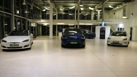 В Польше открылся первый магазин-шоурум Tesla — там можно забрать заказ или взять машину на тест-драйв
