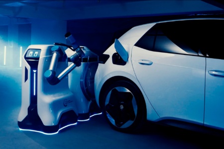 Volkswagen показал первый действующий прототип автономного робота-заправщика для зарядки электромобилей [видео]