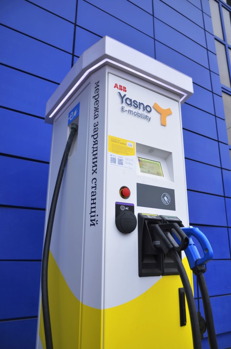 В Днепре установили первую скоростную зарядку для электромобилей YASNO E-mobility мощностью 50 кВт