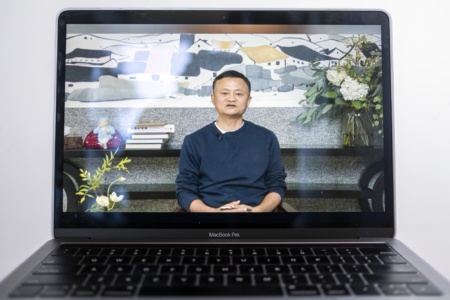 Основатель Alibaba Джек Ма «нашелся». Впервые после трехмесячного отсутствия на публике он показался… по видеосвязи