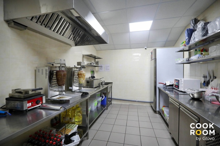 Glovo розширив мережу «хмарних кухонь» в Україні, відкривши третій Cook Room у Києві та перший у Дніпрі