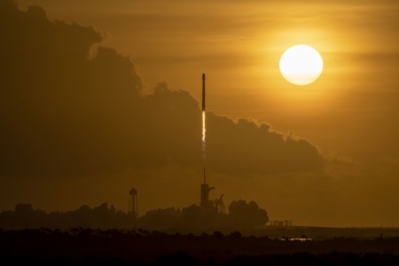SpaceX запустила первую в этом году партию интернет-спутников Starlink (их на орбите уже больше 1000) в рамках дважды рекордного полета Falcon 9 — восьмой повторный и второй подряд за 38 дней