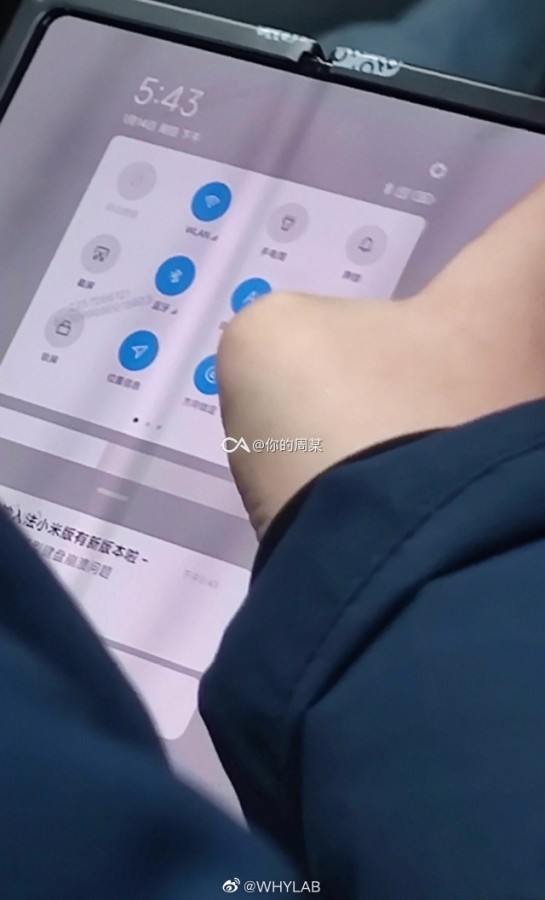 На шпионских фотографиях засветился очередной прототип складного смартфона Xiaomi