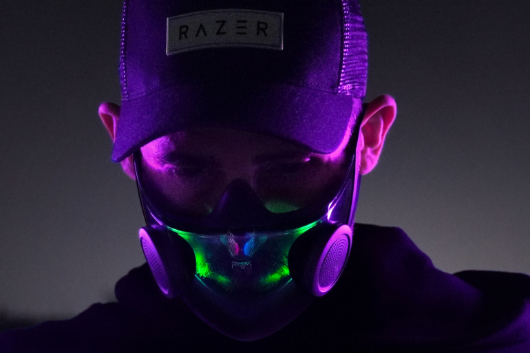 Razer показала «самую умную» многоразовую маску N95 — со встроенным громкоговорителем и (ну разумеется!) подсветкой Chroma RGB