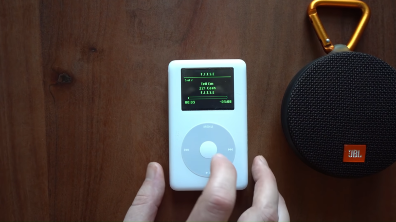 Разработчик добавил возможность стриминга из Spotify плееру iPod 2004 года выпуска
