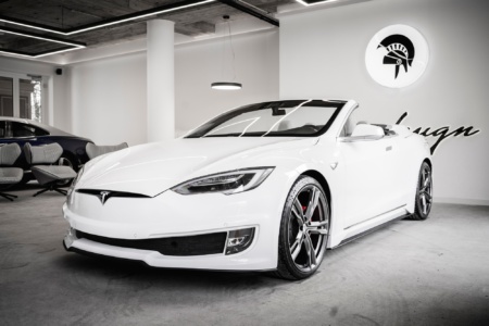 Итальянское дизайн-бюро Ares Design превратило Tesla Model S в двухдверный кабриолет с откидной крышей [фотогалерея]