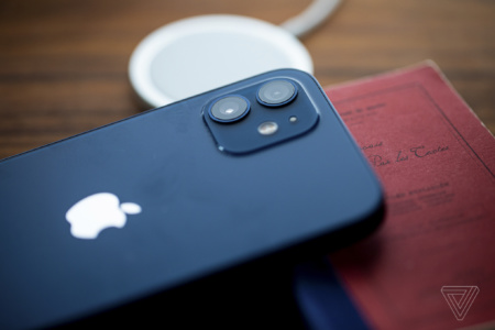 Apple разрабатывает прототипы дисплеев для складных iPhone