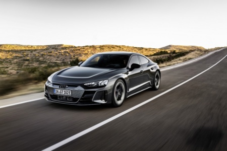 Audi представила премиальный электроседан e-tron GT на платформе Porsche Taycan — цены начинаются от 99 800 евро