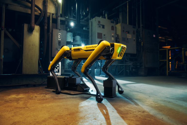 Boston Dynamics обновила робота-собаку Spot — теперь он может подзаряжаться самостоятельно и находиться на удаленных локациях бесконечно долго