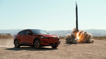 Ford выпустил серию зрелищных видео «Mustang Mach-E v Everything» (Rocket science, Gravity, Lightning и др.), в которых изобретательно показывает преимущества нового электромобиля