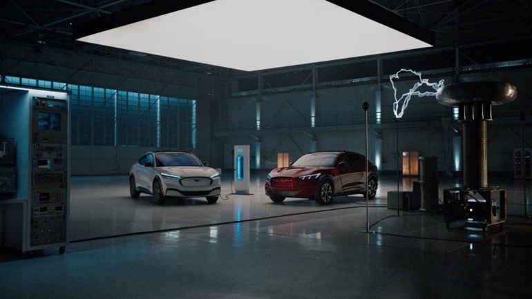 Ford выпустил серию зрелищных видео "Mustang Mach-E v Everything" (Rocket science, Gravity, Lightning и др.), в которых изобретательно показывает преимущества нового электромобиля