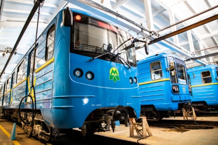 «Київський метрополітен» за 35 млн грн модернізував поїзд 80-х років випуску — тепер там корпус з склопластику, новий салон та інформер з місцезнаходженням в реальному часі