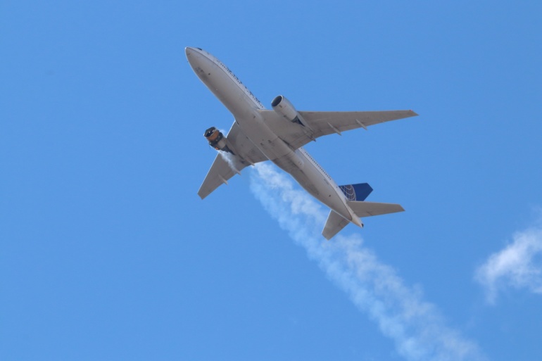 У самолёта Boeing 777-200 загорелся двигатель вскоре после взлёта, полёты таких самолётов приостановлены