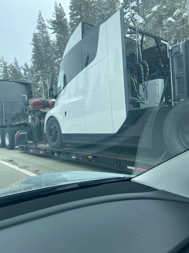 Еще один (второй за месяц) новый прототип Tesla Semi показался на дорогах в США