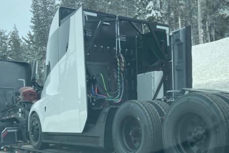 Еще один (второй за месяц) новый прототип Tesla Semi показался на дорогах в США