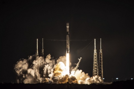 SpaceX успешно отправила на орбиту еще 60 спутников Starlink и в 75-й раз вернула первую ступень Falcon 9 — для нее это был восьмой полет