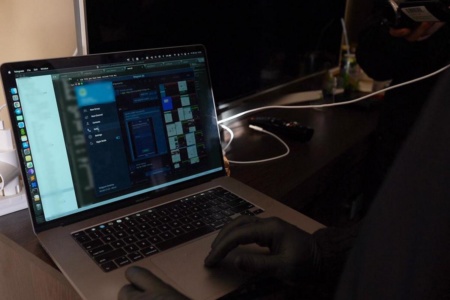 Кіберполіція України повідомила про підозру хакеру, що розробив фішинговий пакет для атак на фінустанови (йому загрожує до п’яти років позбавлення волі)