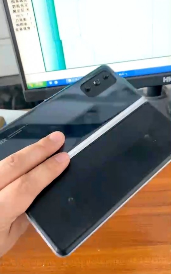 Сгибаемый смартфон Xiaomi Mi Mix появился на новых фото