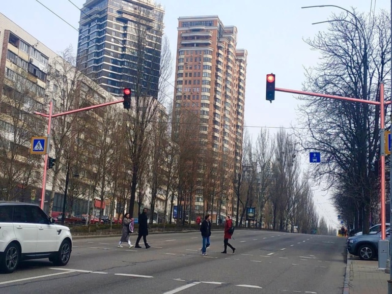 Світлофори на бульварі Лесі Українки обладнають консолями зі світлодіодними модулями (адреси)
