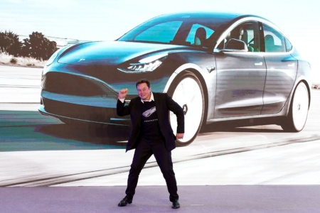 Илон Маск больше не просто CEO Tesla, но еще и «Технокороль», а финансовый директор Зак Кирхорн — «Мастер над монетой»