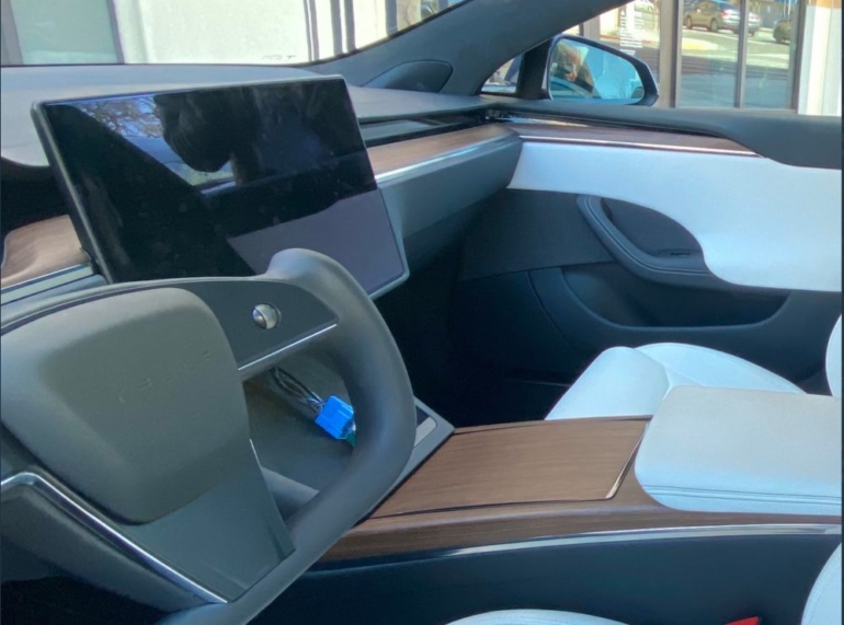 В сети появились реальные фото салона обновленной Tesla Model S со спорным рулем-штурвалом
