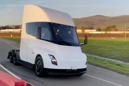 Видео: новейший предсерийный прототип Tesla Semi проходит испытания на тестовом треке