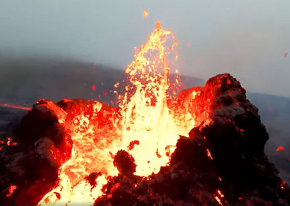 Полёт над жерлом вулкана: пилот дрона снял извержение Фаградалсфьяль с близкого расстояния от кратера