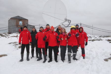 На антарктичній станції «Академік Вернадський» встановили нову супутникову тарілку — швидкість інтернету збільшилася у 8 разів