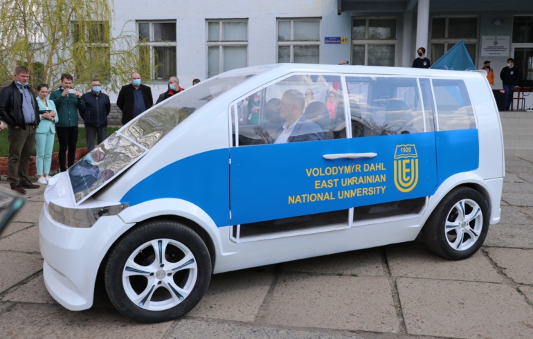 В СНУ ім. В. Даля створили електромобіль Єва з сонячними батареями, вартість серійної версії такого авто може скласти $12 тис.