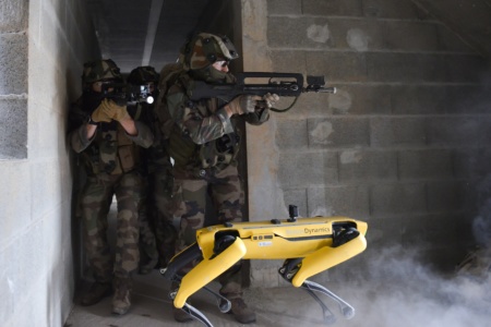 Французская армия привлекла робота-собаку Spot к военным учениям