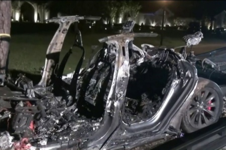 В США два человека погибли в жуткой аварии с горящей Tesla, которой никто не управлял