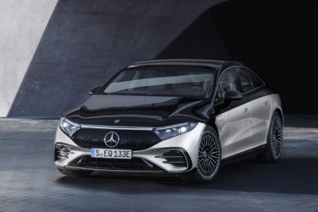 Премиальный электромобиль Mercedes-Benz EQS представлен официально: мощность до 385 кВт, батарея 108 кВтч, зарядка до 200 кВт, запас хода 770 км и ценник $100 тыс.+