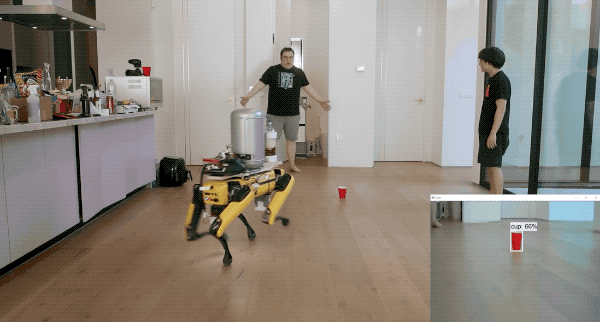Видео: Робота-собаку от Boston Dynamics научили... «‎мочиться» пивом