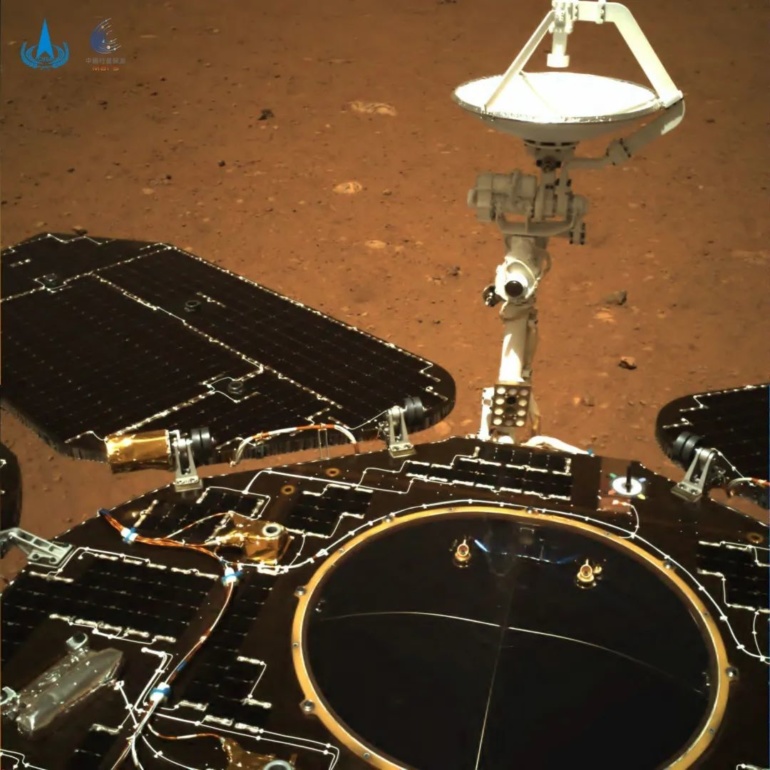 Китайский марсоход «Чжужун» прислал свои первые снимки Марса