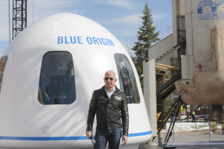 В июле Blue Origin попытается впервые запустить New Shepard с людьми на борту