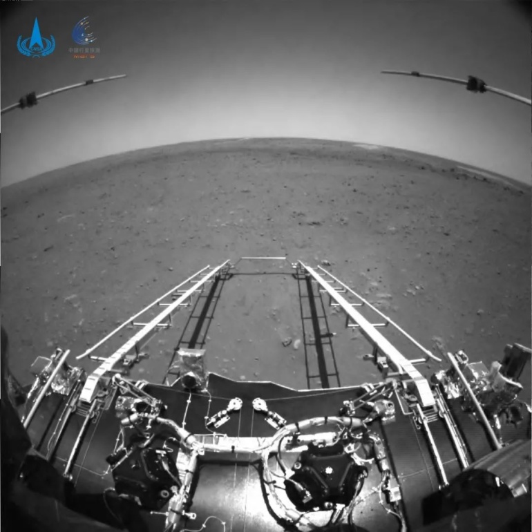 Китайский марсоход «Чжужун» прислал свои первые снимки Марса