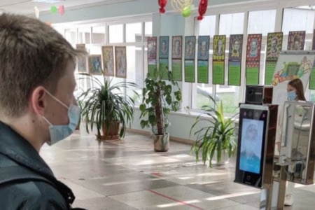 ПриватБанк та Visa запустили в Києві пілотний проект біометричної системи контролю доступу до закладів освіти